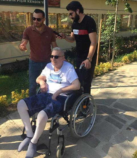 Mehmet Ali Erbil yeni yaşını evde ailesiyle kutladı