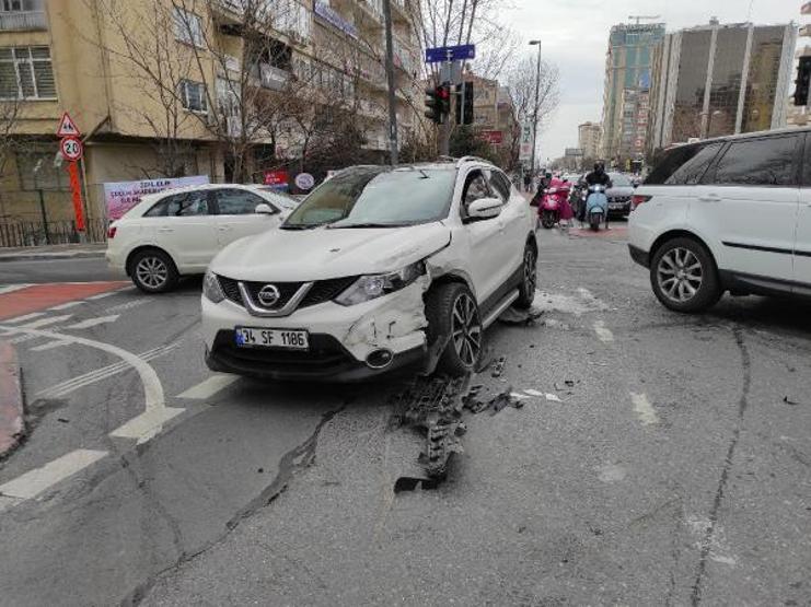 Işık ihlali yapan otomobile minibüs çarptı