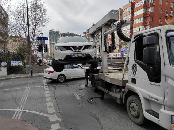 Işık ihlali yapan otomobile minibüs çarptı
