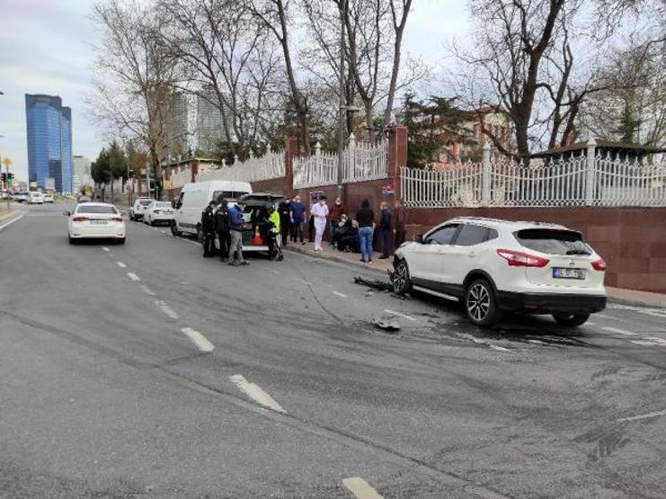 Işık ihlali yapan otomobile minibüs çarptı