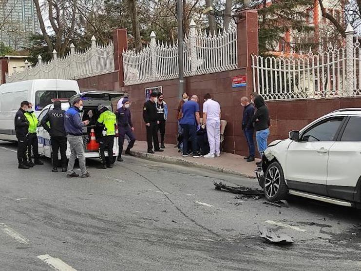 Işık ihlali yapan otomobile minibüs çarptı