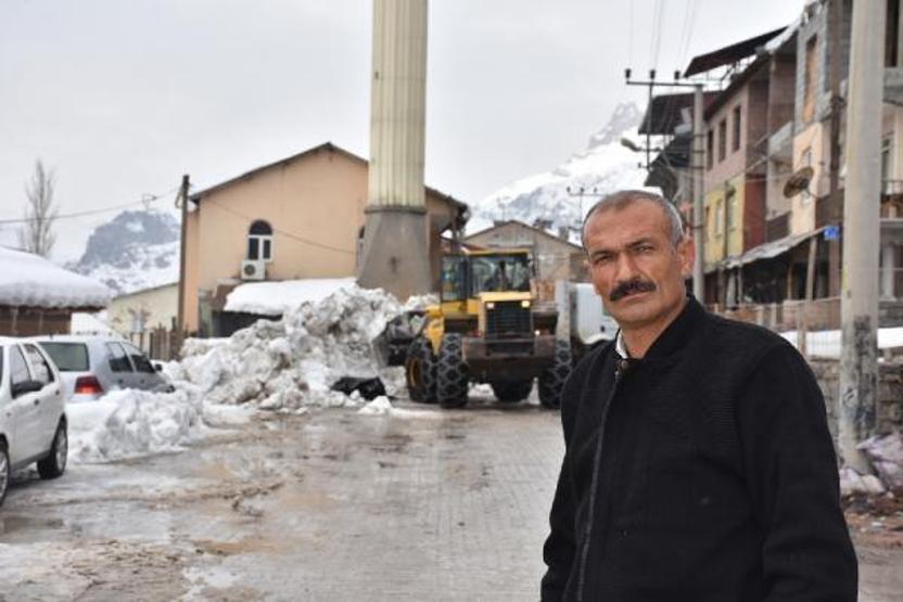 Kar yığınları kamyonlarla ilçe dışına taşınıyor