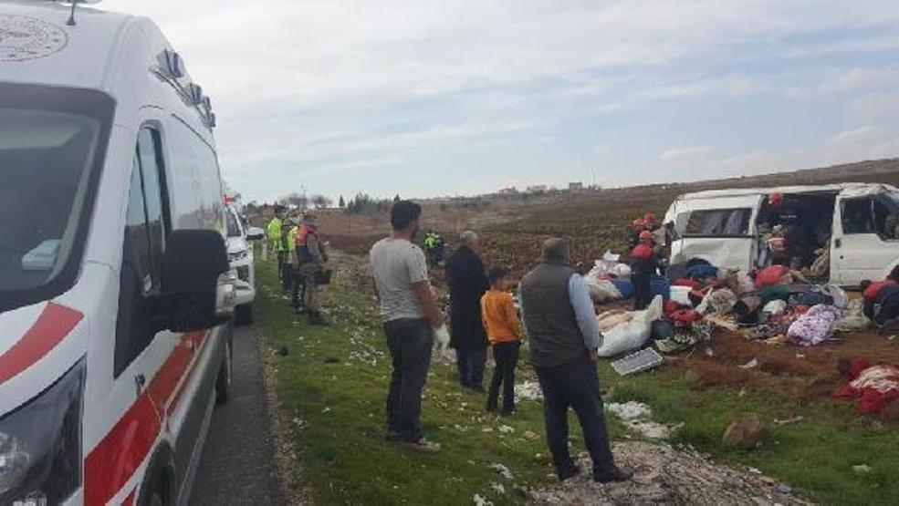 Tarım işçilerini taşıyan minibüs devrildi: 13 yaralı