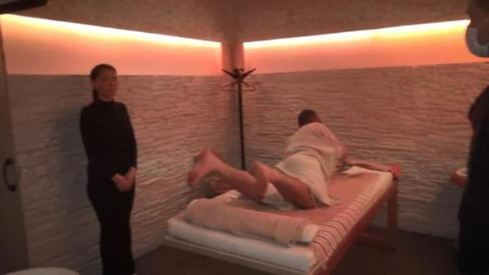 Esenyurtta, koronavirüse rağmen açık olan masaj salonuna baskın
