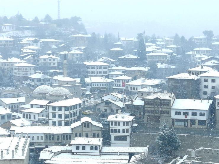 Tarihi kent beyaza büründü