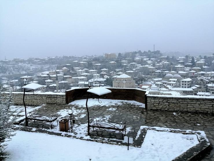Tarihi kent beyaza büründü