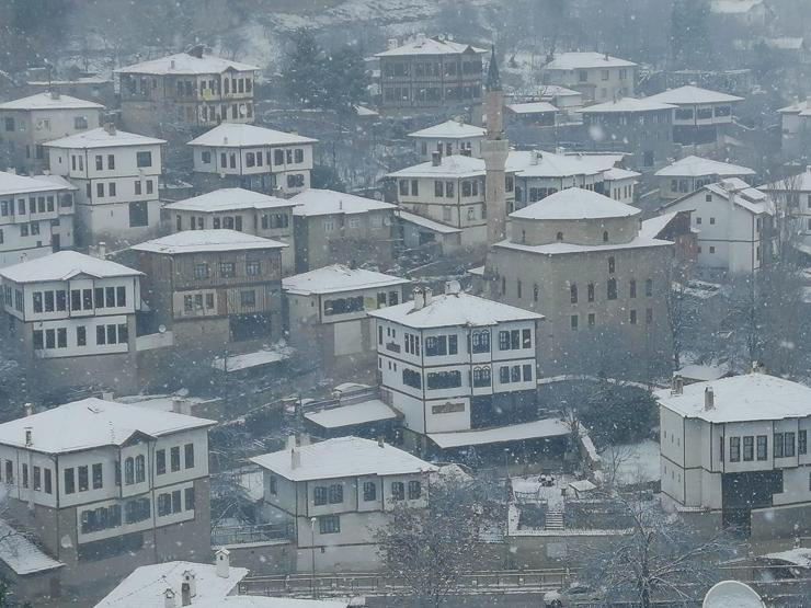 Tarihi kent beyaza büründü