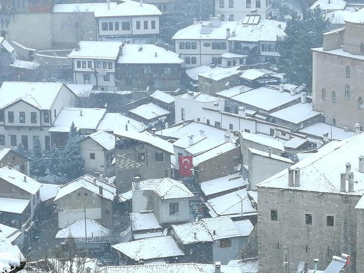Tarihi kent beyaza büründü
