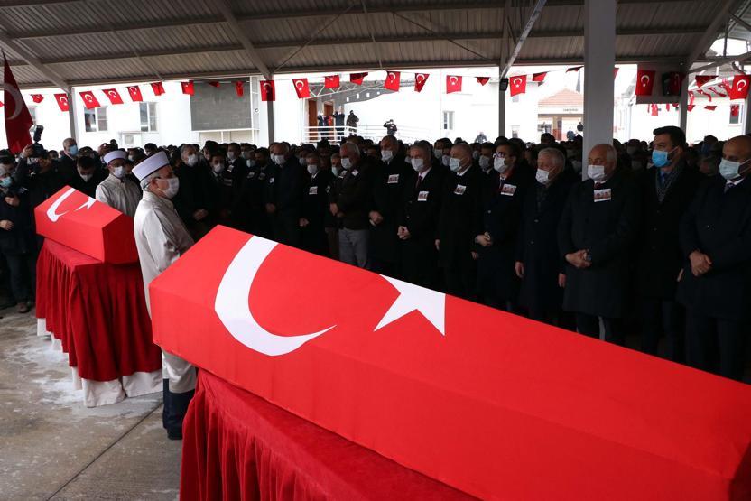 Gara şehitlerine veda Müslüm Altıntaş ve Adil Kabaklı toprağa verildi