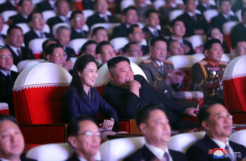 Kuzey Kore lideri Kim Jong-unun eşi 1 yıl sonra ilk kez görüldü