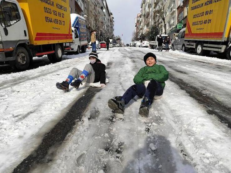 Şişlide yol kapandı; çocuklar poşetle kaydı