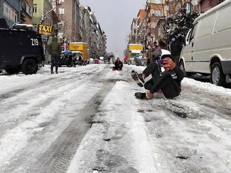 Şişlide yol kapandı; çocuklar poşetle kaydı