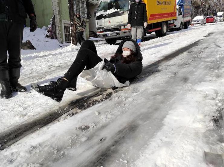 Şişlide yol kapandı; çocuklar poşetle kaydı