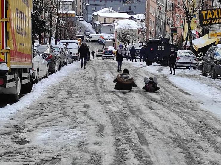 Şişlide yol kapandı; çocuklar poşetle kaydı