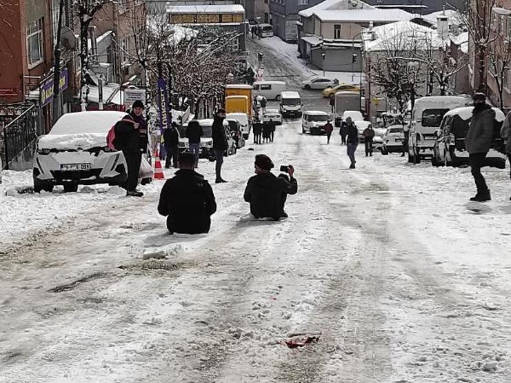 Şişlide yol kapandı; çocuklar poşetle kaydı