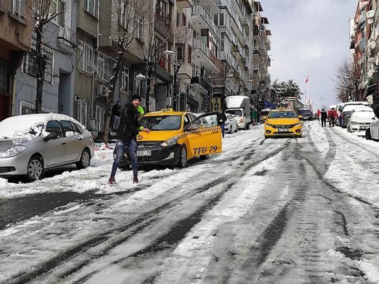 Şişlide yol kapandı; çocuklar poşetle kaydı