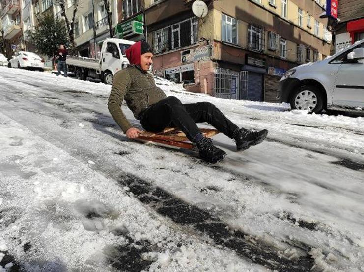 Şişlide yol kapandı; çocuklar poşetle kaydı