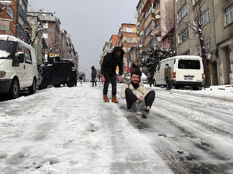 Şişlide yol kapandı; çocuklar poşetle kaydı