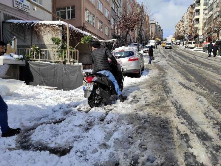 Şişlide yol kapandı; çocuklar poşetle kaydı