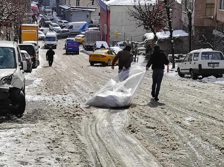 Şişlide yol kapandı; çocuklar poşetle kaydı