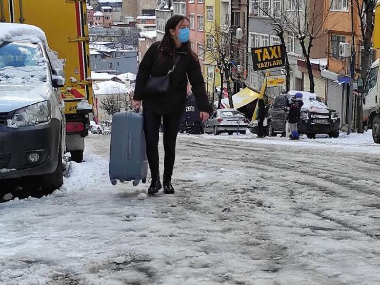 Şişlide yol kapandı; çocuklar poşetle kaydı