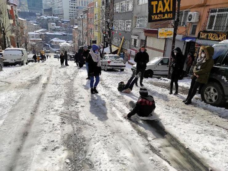 Şişlide yol kapandı; çocuklar poşetle kaydı