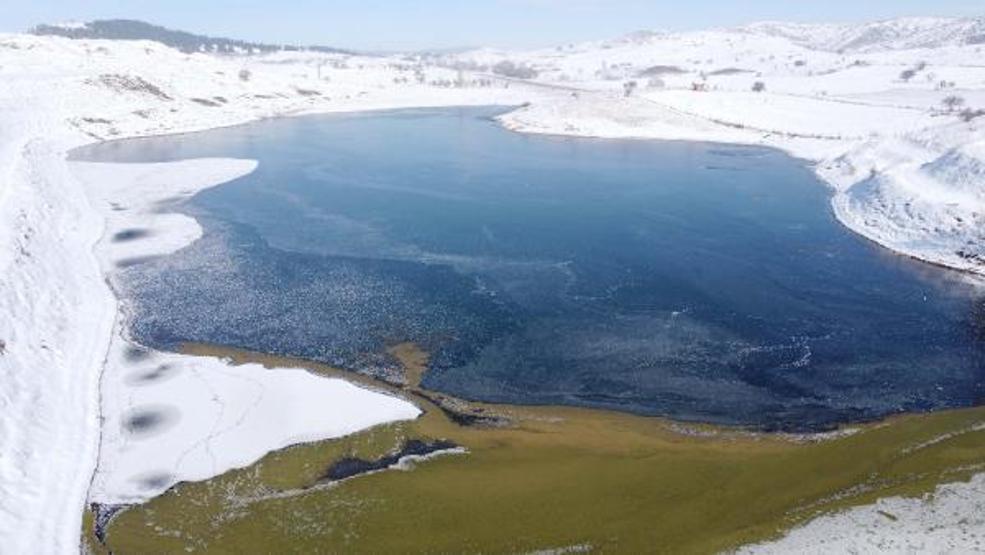 Maden sahasındaki gölet buz tuttu