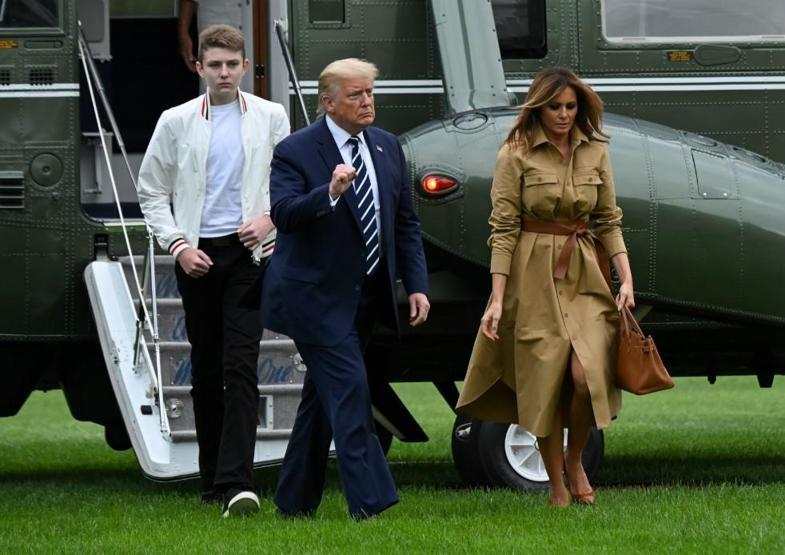 Trump çifti Beyaz Saray’dan ayrıldıktan sonra ilk kez görüntülendi