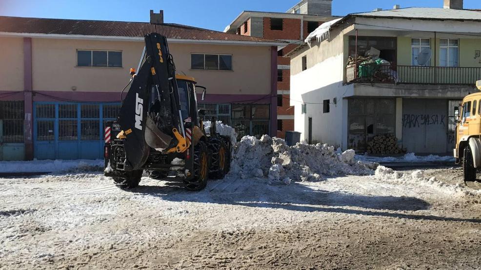 250 ton kar, kamyonlarla taşındı
