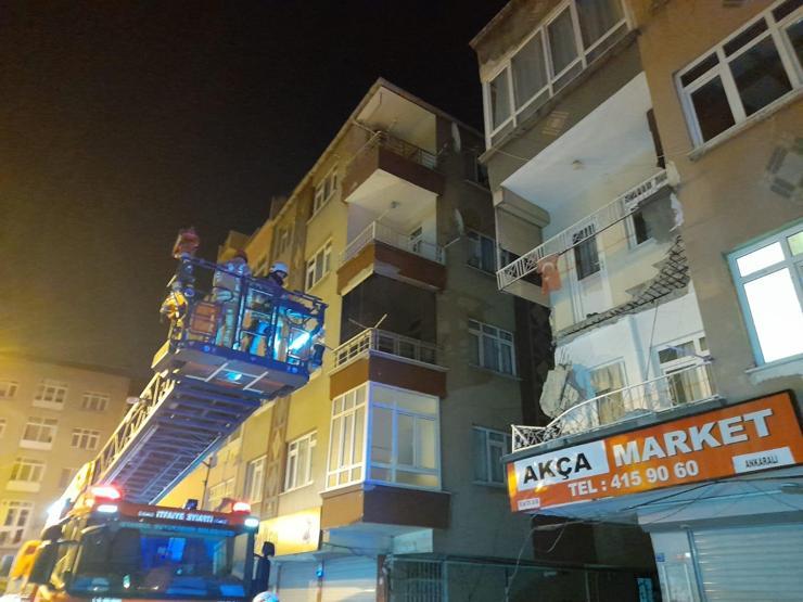 Zeytinburnunda 3 katlı binanın ikinci katındaki balkon çöktü