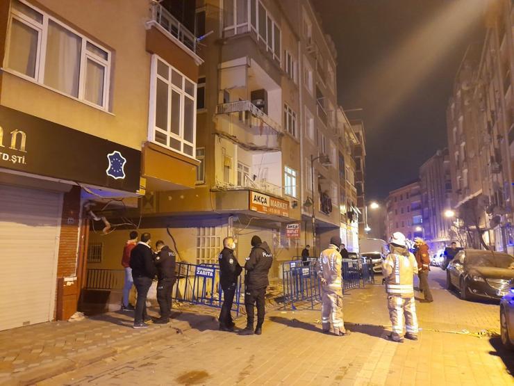 Zeytinburnunda 3 katlı binanın ikinci katındaki balkon çöktü