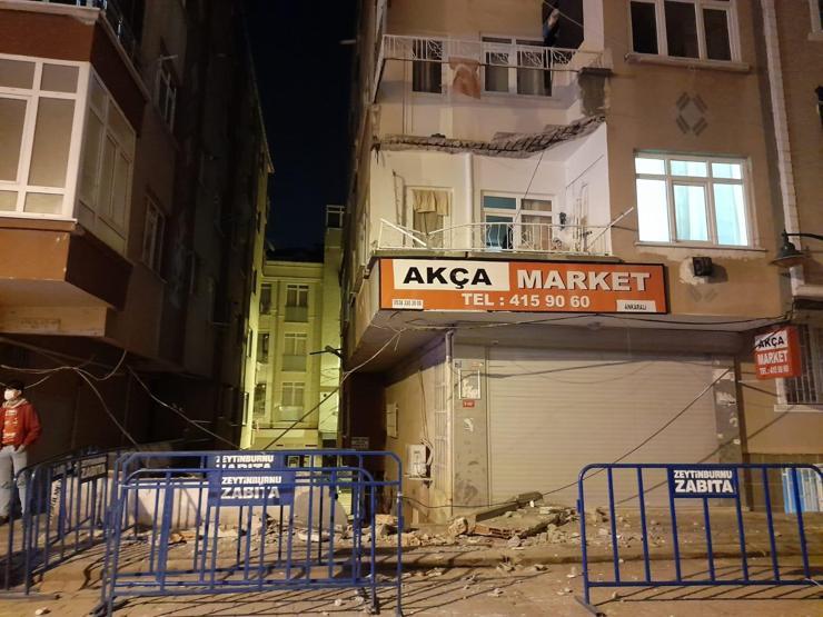 Zeytinburnunda 3 katlı binanın ikinci katındaki balkon çöktü