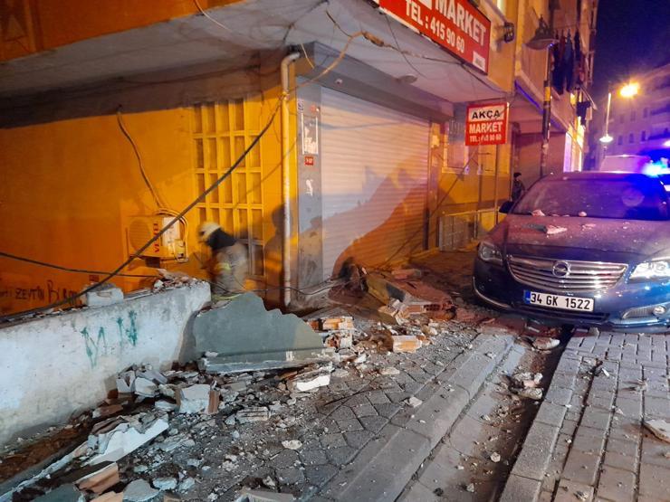 Zeytinburnunda 3 katlı binanın ikinci katındaki balkon çöktü