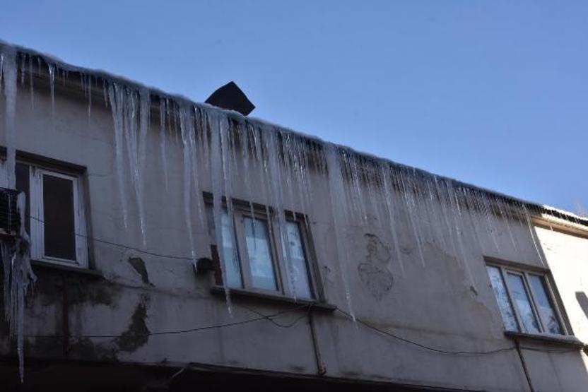 -20 derecede buz sarkıtları oluştu: Çığ uyarısı yapıldı