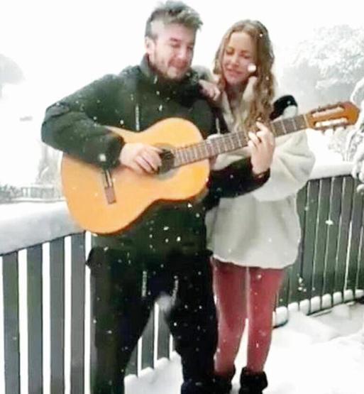 Mustafa Ceceli bir tek darbukaya dayanamıyor