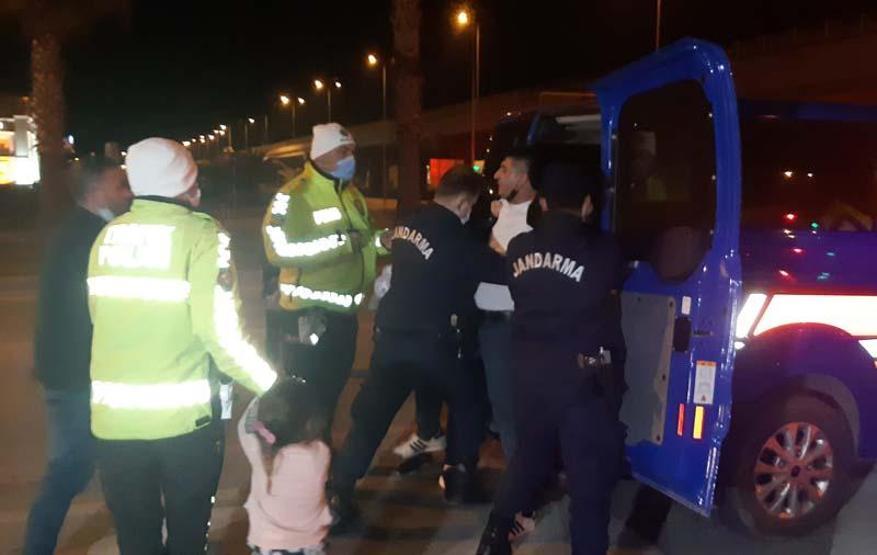 Kazadan sonra sürücü ve gazetecilere saldırıp, çocuklarını yere atıp öldürmekle tehdit ettiler