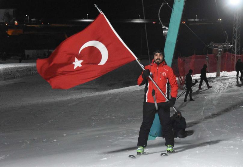 Eksi 20 derecede meşaleli kayak gösterisi