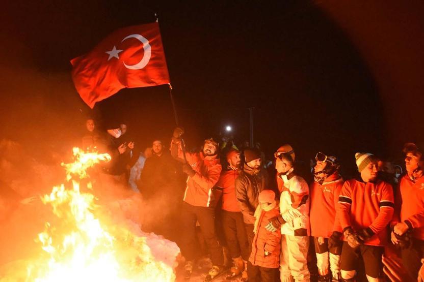 Eksi 20 derecede meşaleli kayak gösterisi