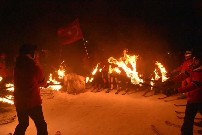 Eksi 20 derecede meşaleli kayak gösterisi