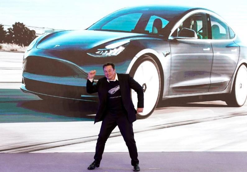 Çin’de 4.500 dolarlık elektrikli aracın satışları Tesla’yı solladı