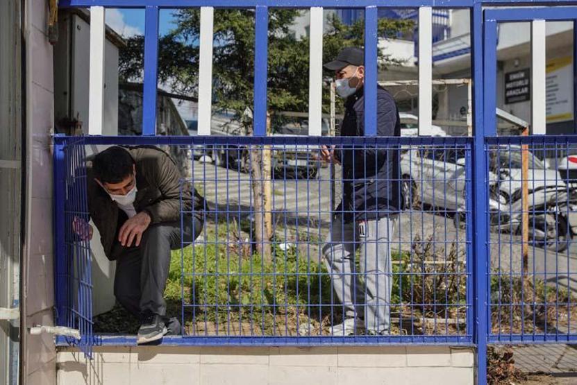 İkitellideki vergi dairesine gelenlere, site girişinde kapalı kapı sürprizi