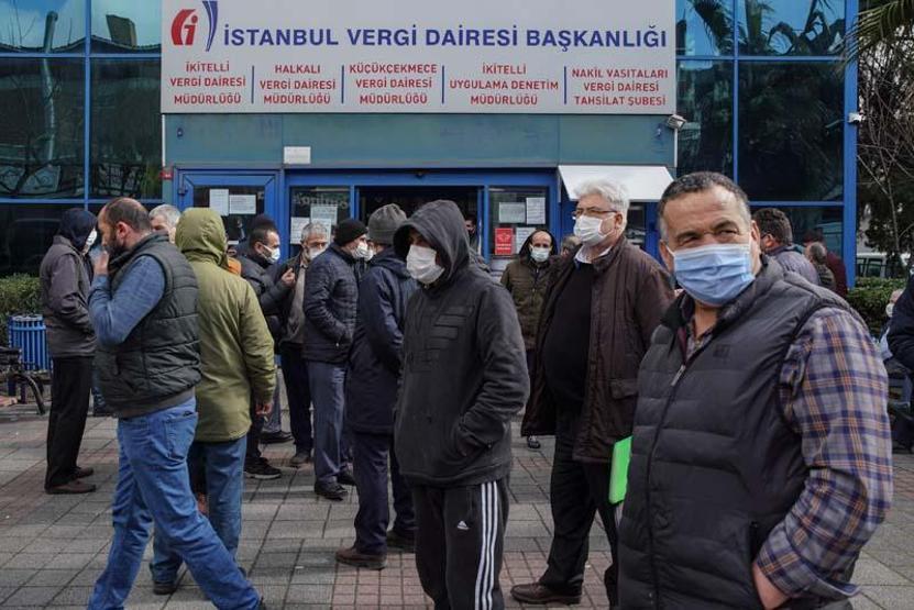 İkitellideki vergi dairesine gelenlere, site girişinde kapalı kapı sürprizi