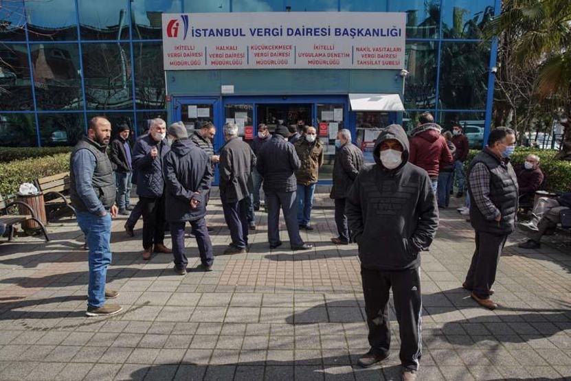 İkitellideki vergi dairesine gelenlere, site girişinde kapalı kapı sürprizi
