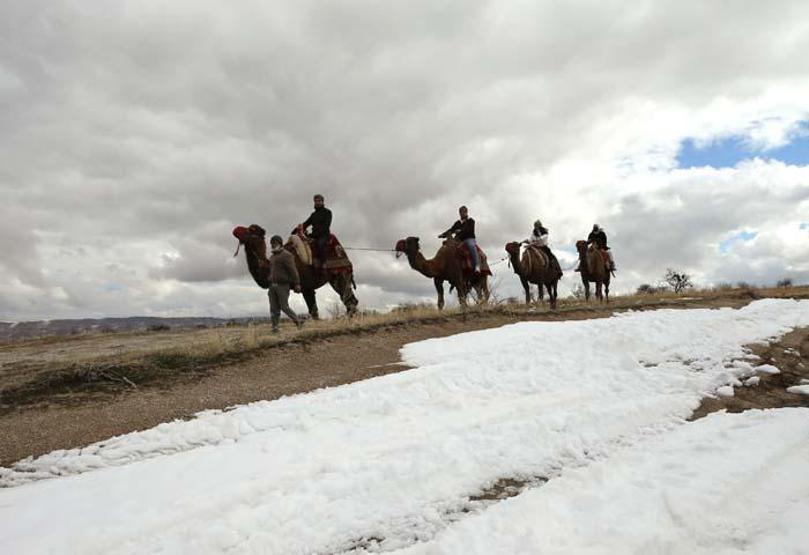 Yabancı turistler Kapadokyayı deve sırtında keşfediyor