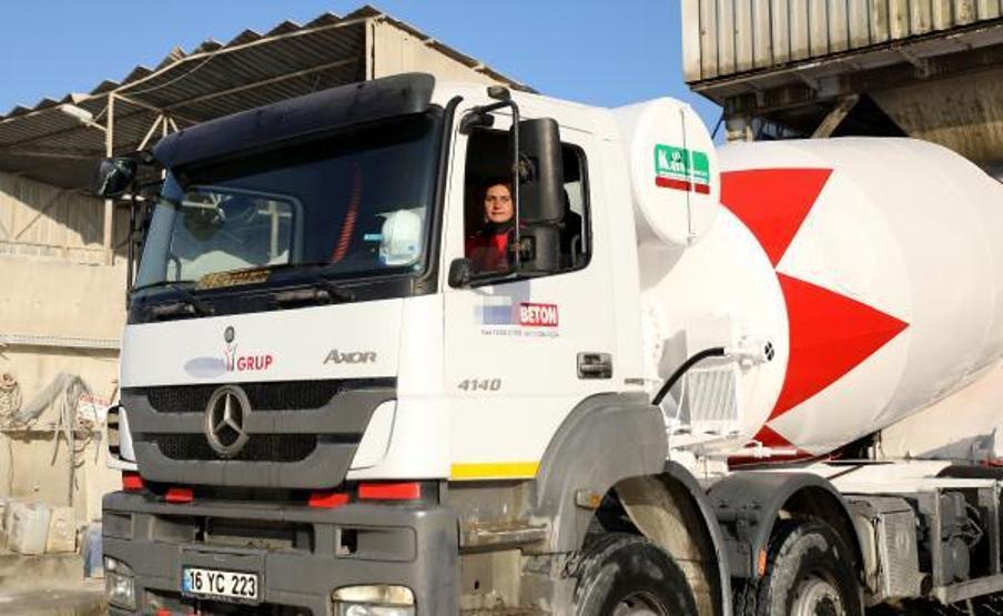 34 yaşındaki Sevda Yaruk 30 tonluk beton mikserinin şoförlüğünü yapıyor