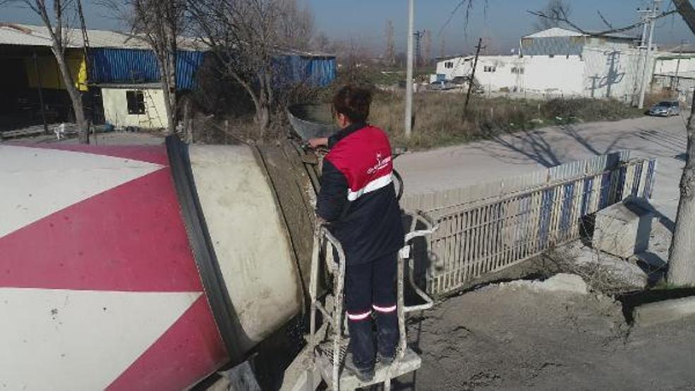 34 yaşındaki Sevda Yaruk 30 tonluk beton mikserinin şoförlüğünü yapıyor