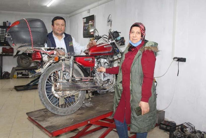 Eşine yardım için başladığı motosiklet tamirciliğinde usta oldu