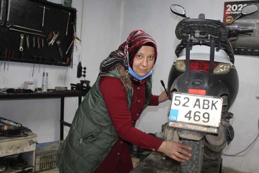Eşine yardım için başladığı motosiklet tamirciliğinde usta oldu