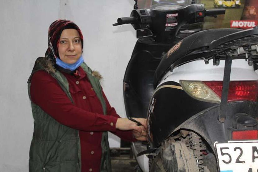 Eşine yardım için başladığı motosiklet tamirciliğinde usta oldu