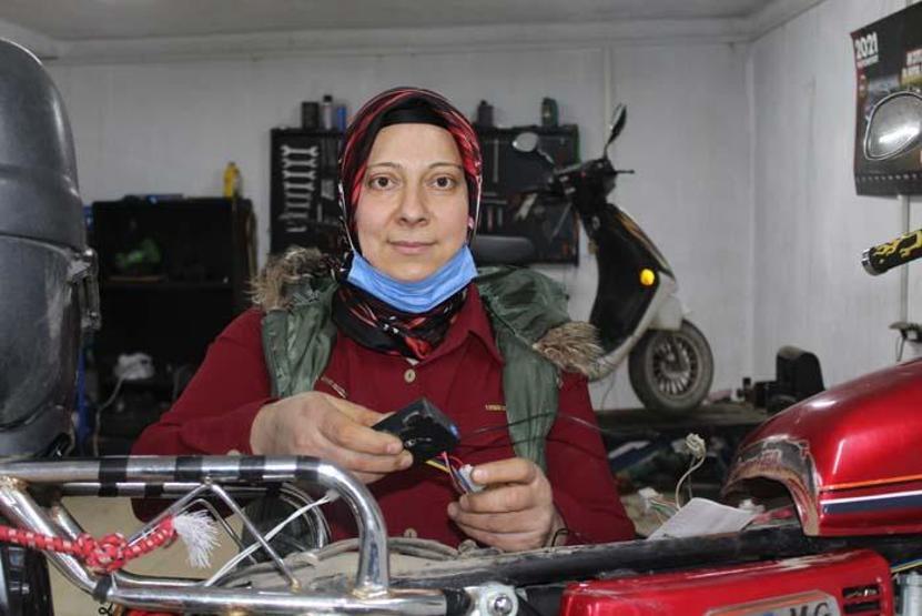 Eşine yardım için başladığı motosiklet tamirciliğinde usta oldu